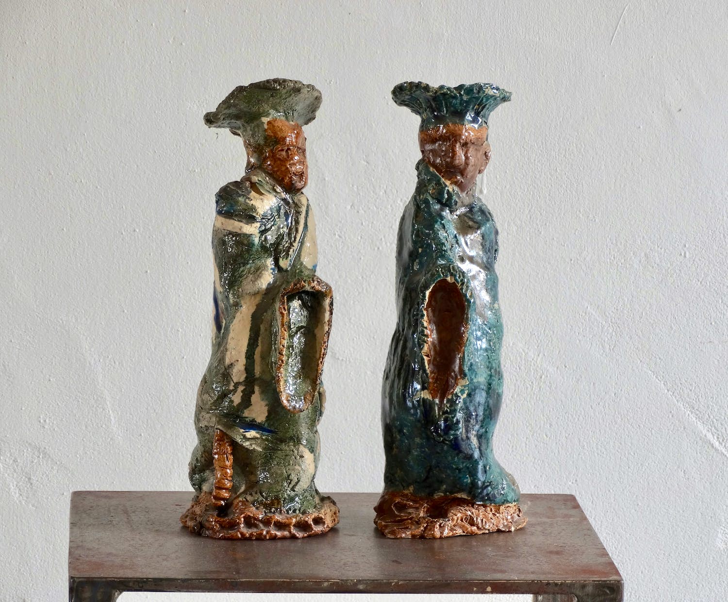 Couzijn van Leeuwen - 2 keramisch geglazuurde chinese beeldjes verkocht voor € 400!