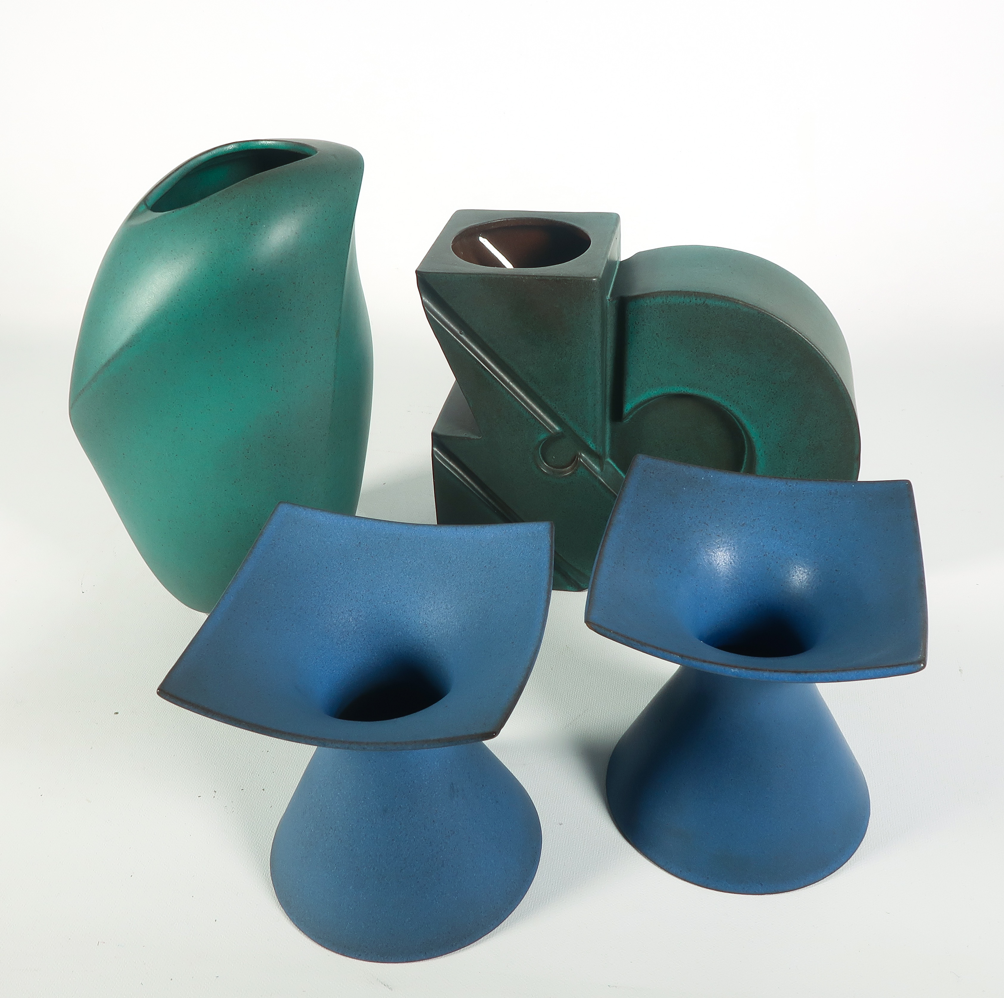 Zweitse Landsheer - Lot van 4 keramieken Cor Unum vazen verkocht voor € 60!