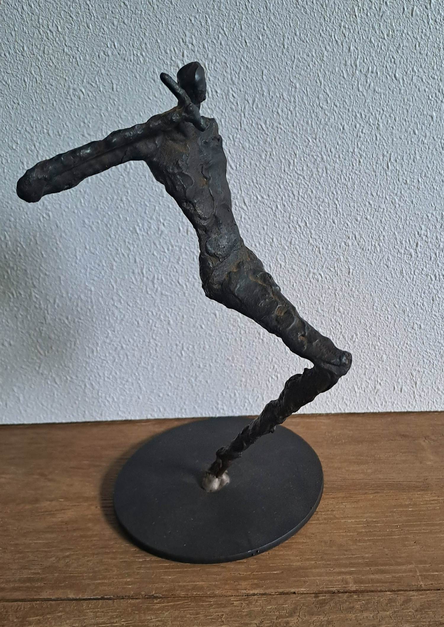 Willem Kind - Beeld met een mobiele telefoon aan zijn oor. kopen? Bied vanaf 75!