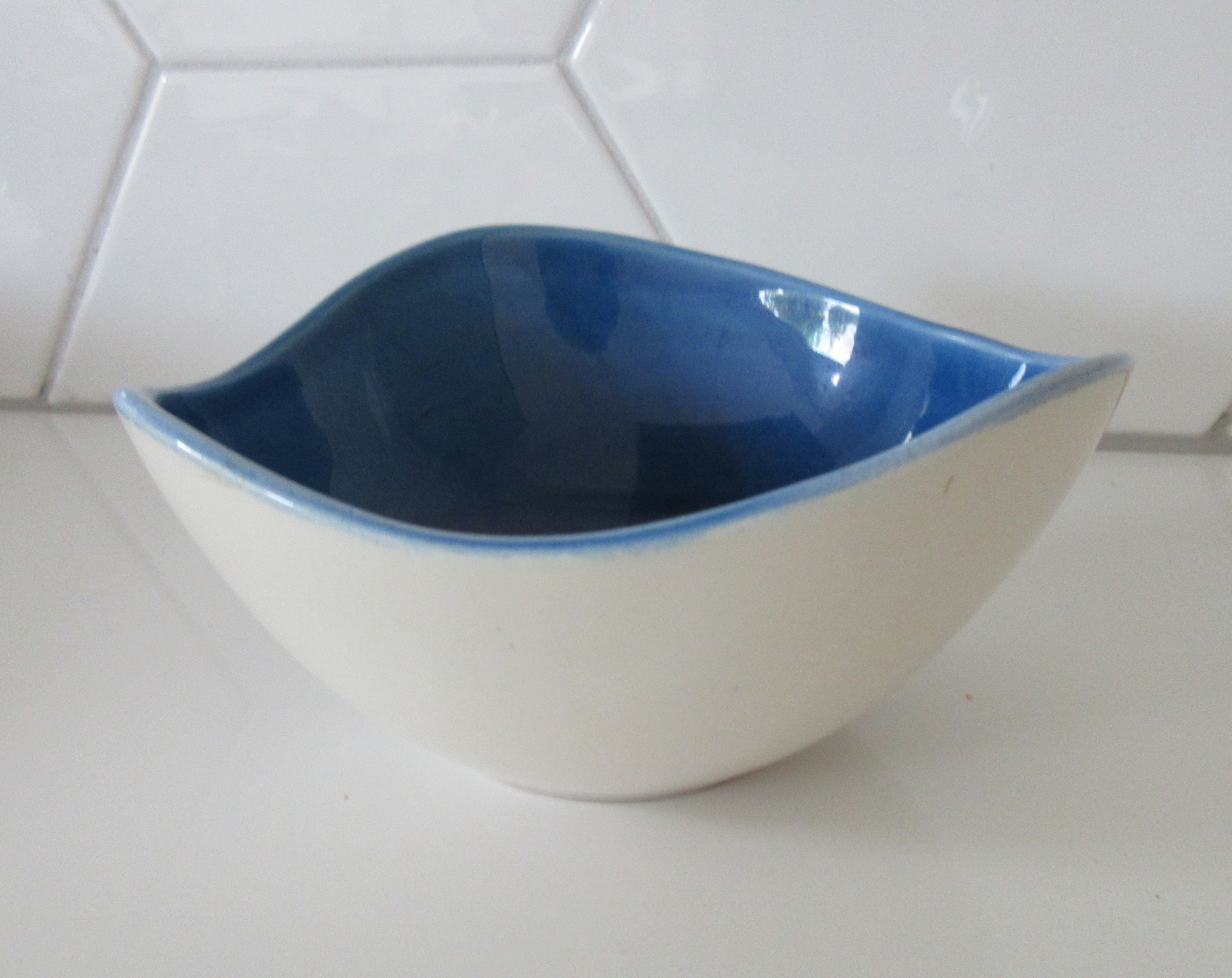 Guido Gambone - voor de Bijenkorf blauw vrijgevormd aardewerk schaaltje verkocht voor € 27!