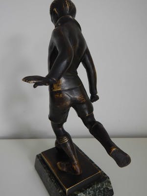 Niet of onleesbaar gesigneerd - Massief bronzen voetballer op marmeren voetstuk kopen? Bied vanaf 10!