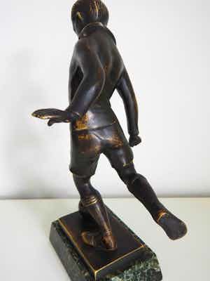 Niet of onleesbaar gesigneerd - Massief bronzen voetballer op marmeren voetstuk verkocht voor € 10!