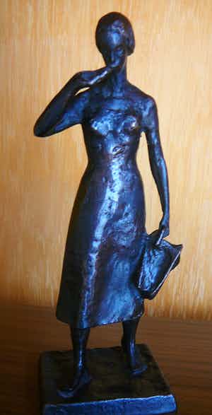 Brons (Onbekend) - Vrouwenfiguur met tas verkocht voor € 35!