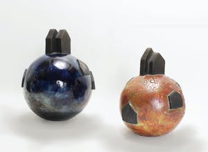 Niet of onleesbaar gesigneerd - 2 x studiokeramiek - 'Bollen' kopen? Bied vanaf 1!