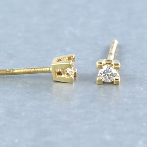 18k gouden solitair oorknoppen bezet met briljant geslepen diamant tot. 0,12ct. kopen? Bied vanaf 1!