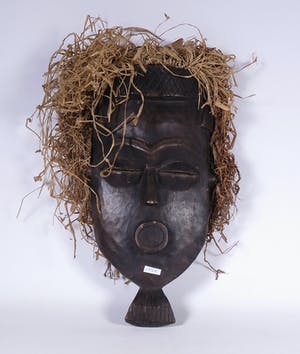 Lele - Initiatie masker met raffia vezels kopen? Bied vanaf 1!