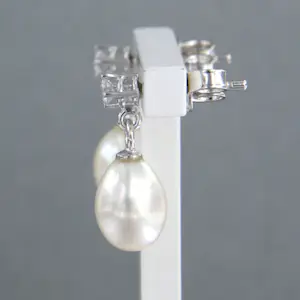 18k wit gouden oorhangers met parel en briljant geslepen diamant tot.0.40ct kopen? Bied vanaf 450!