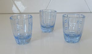 Niet of onleesbaar gesigneerd - Blauw persglazen art deco likeurkarafje en drie glaasjes kopen? Bied vanaf 1!