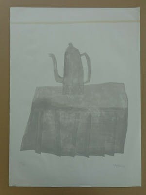 Klaas Gubbels - KOFFIEKAN OP TAFEL / GRIJZE LITHO / 75x54cm / SIG / 1977 kopen? Bied vanaf 195!