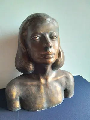 Niet of onleesbaar gesigneerd - Fraai brons gepatineerde buste van een jonge dame kopen? Bied vanaf 1!