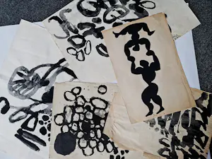 Gert Dumbar - Een map met 6 diverse SEPIA INKT op papier (ook op achterzijde) Abstract kopen? Bied vanaf 41!