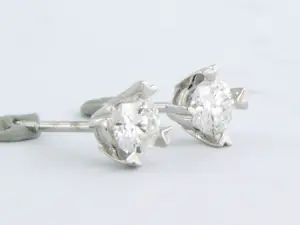 Buy 18k wit gouden solitair oorknoppen met briljant geslepen diamant tot. 0,22ct? Bid from 300!
