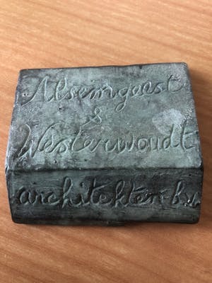Brons (Onbekend) - Bronzen object / penning in houten doosje met kunstwerkje erop. kopen? Bied vanaf 65!