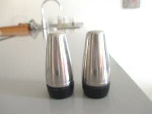 Alessi - Een peper en zoutvaatje, een melk-kannetje en een suikerpotje van Alessi kopen? Bied vanaf 12!