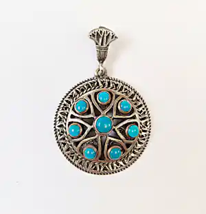 AcheterAntieke Egyptian Revival zilver filigrain hanger jaren 20? Enchérissez de 32!