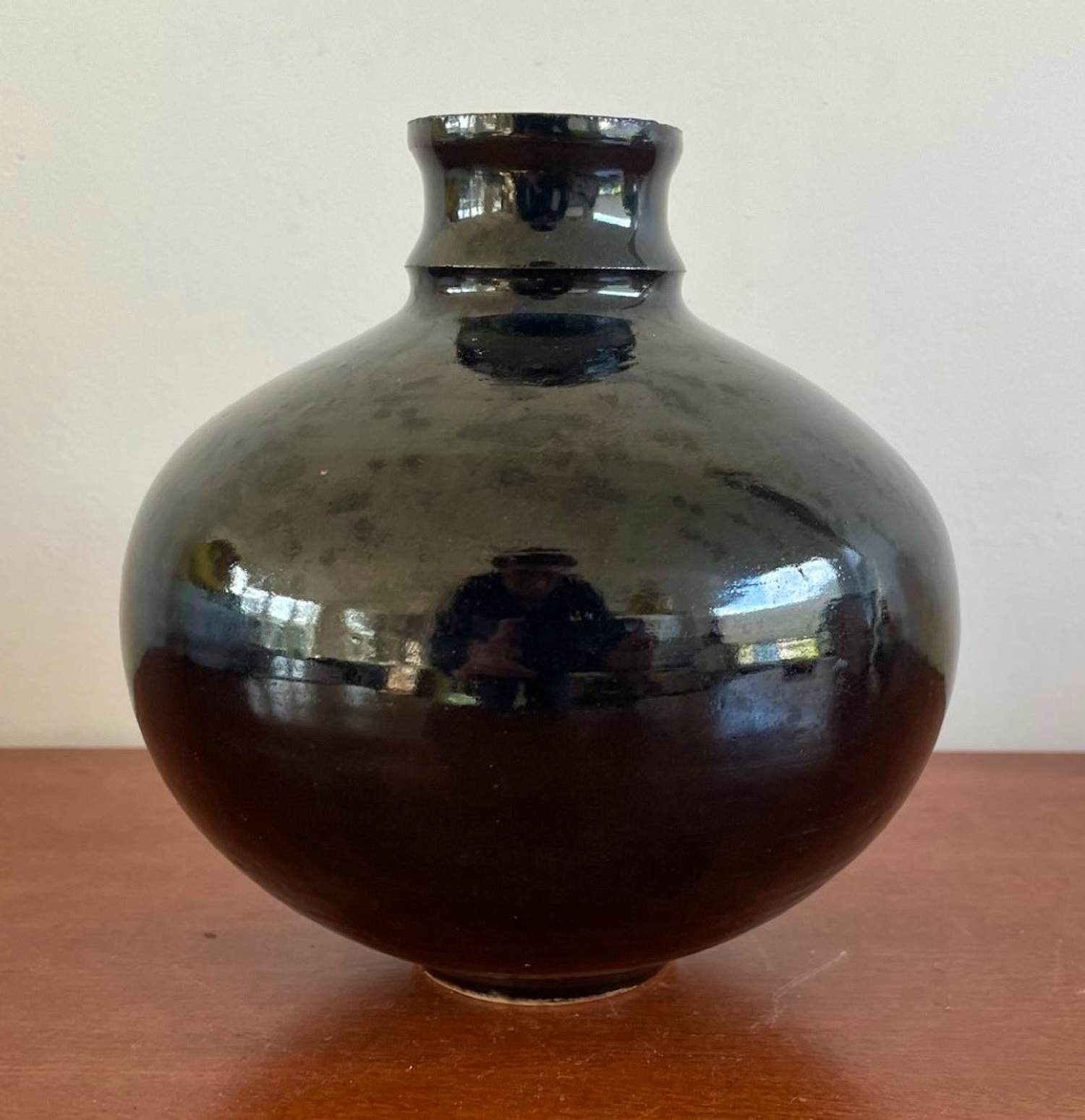 Niet of onleesbaar gesigneerd - Kunstkeramisch zwart bol of schoorsteenvaasje kopen? Bied vanaf 1!