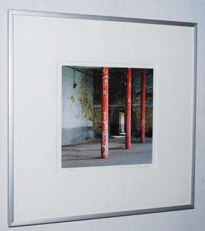 Gerard van Soest - rode pilaren - kleurenfoto, oplage 25/50 kopen? Bied vanaf 40!