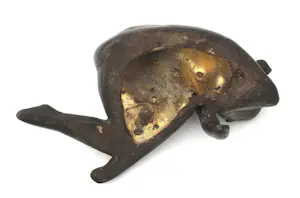 Evert den Hartog - Tweedelig gepatineerd bronzen sculptuur: vrouwelijk liggend naakt op hoge tafel kopen? Bied vanaf 599!