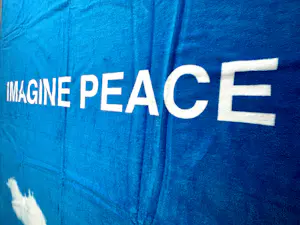 Yoko Ono - Imagine Peace, Digitaldruck auf Strandtuch kaufen? Bieten Sie von 225!
