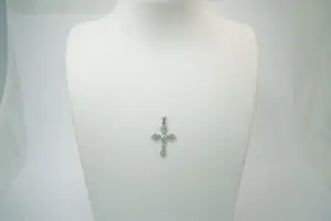 30 - Fraai vormgegeven 14 karaat wit-gouden  kruis hanger met zirkonia kopen? Bied vanaf 130!