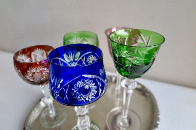 Niet of onleesbaar gesigneerd - 5 Boheemse gekleurde Stam Kelken - Geslepen loodkristal - 1920/30 kopen? Bied vanaf 1!