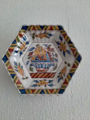 Koninklijke Tichelaar Makkum - Oude zeshoekige Makkum wandbordje verkauft für € 20!