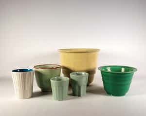 ADCO - Potterij Zaalberg, e.a. - Aardewerk, Lot van zes aardewerken potten en bekers verkocht voor € 35!