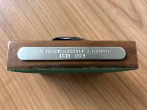 Niet of onleesbaar gesigneerd - Sculptuur Zilveren tabaksblad -Tabaksfabriek J.Gruno 1839 - 1989. kopen? Bied vanaf 10!