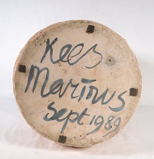 Kees Marinus - Aardewerken vaas met tegelfragmenten kopen? Bied vanaf 150!