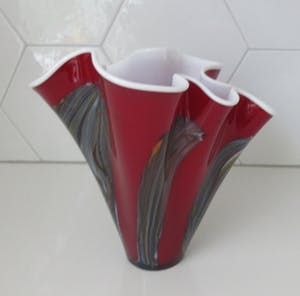 Niet of onleesbaar gesigneerd - Murano rode en meerkleurige witte opaline Fazzoletto vaas kopen? Bied vanaf 10!