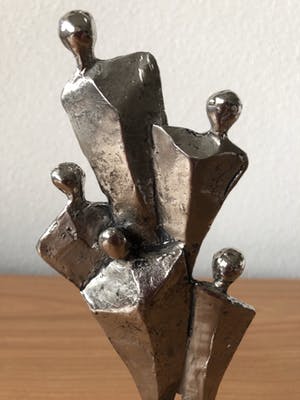 Corry Ammerlaan - Prachtig beeldje titel " GEZIN" zilverkleurig kopen? Bied vanaf 35!