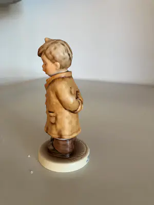 Porzellanfabrik W. Goebel - M.I. Hummel -Verlegen jongen 845 - TMK8 kopen? Bied vanaf 35!