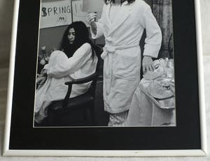 Nico Koster - Foto, John Lennon & Yoko Ono - Hilton Hotel tijdens de 'Bed-in for Peace' in '69 kopen? Bied vanaf 175!