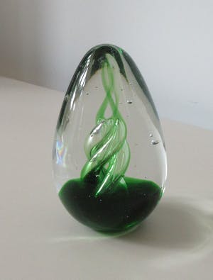 Siem van der Marel - Presse papier met groene slingers en luchtbellen kopen? Bied vanaf 37!