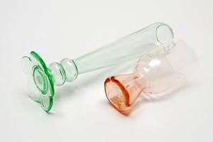 Borek Sipek - Groene karaf/ vaas met 2 rose glazen , ca 1995 kopen? Bied vanaf 49!