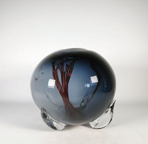 Bernard Heesen - Glas, Staalblauwen vaas met roodbruine glasslierten kopen? Bied vanaf 400!