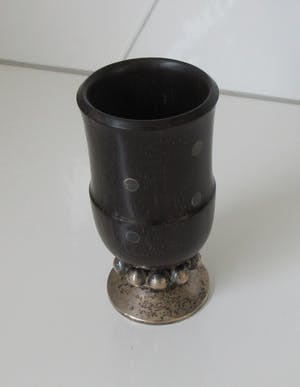 Niet of onleesbaar gesigneerd - Fruit houten bekertje met zwaar verzilverde noppen voet gesigneerd CM kopen? Bied vanaf 1!