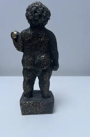 Carolein Smit - Bronzen sculptuur | Jongetje met bal kopen? Bied vanaf 200!