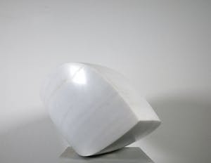 Niet of onleesbaar gesigneerd - Abstract geometrisch massief marmeren sculptuur kopen? Bied vanaf 1!