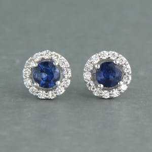 14k gouden oorknoppen bezet met saffier tot. 0,56ct en briljant geslepen diamant kopen? Bied vanaf 250!