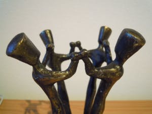 Brons (Onbekend) - Prachtig bronzen beeld met 4 personen in een kring. kopen? Bied vanaf 20!