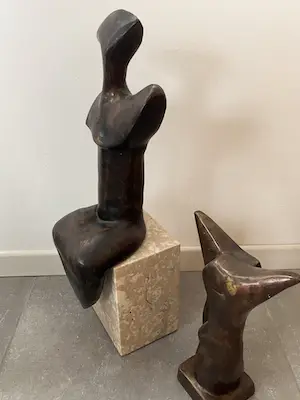 Brons (Onbekend) - Vrouw op troon met wachters kopen? Bied vanaf 169!