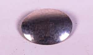 Zilveren broche met pons patroon. verkocht voor € 1!