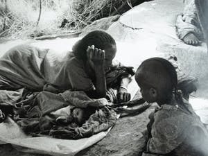 Jan Banning - Grote ingelijste foto , “……..te drinken” kopen? Bied vanaf 75!