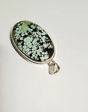 In nieuwstaat zilveren hanger met Spider web Green Turquoise kopen? Bied vanaf 70!