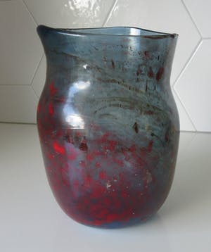 Niet of onleesbaar gesigneerd - Studio blauw glazen vaas met o.a. rode glaspoeders - hand gesigneerd kopen? Bied vanaf 1!