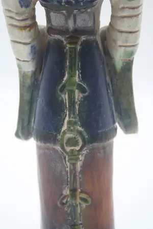 Niet of onleesbaar gesigneerd - Aardewerken Chinees Graffiguur van een Danseres met sancai (Driekleuren) loodsil kopen? Bied vanaf 1!