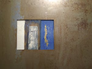 Niet of onleesbaar gesigneerd - Zonder Titel, ''Geglazuurde keramieke "tegel'' in stalen passe-partout'' kopen? Bied vanaf 1!