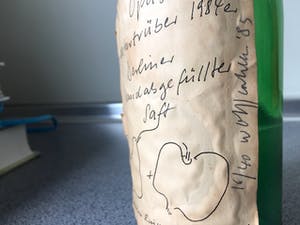 Wolf Kahlen - "Opa's naturtrubes 1984er handabgefulltes saft" - Bijzonder Object kopen? Bied vanaf 99!