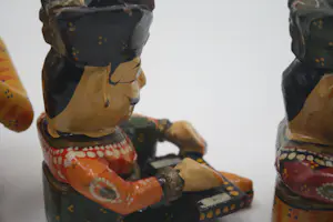 Niet of onleesbaar gesigneerd - Houten Muzikanten Standbeelden, Handgeschilderde Rajasthani traditionele zittend kopen? Bied vanaf 1!